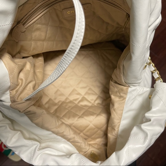 white large Chanel 22 bag with wallet, box, cards, dustbag, &. cleancloth - Picture 5 of 16